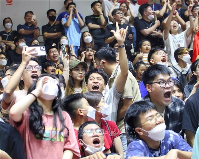 Khán giả bùng nổ trước những pha ghi điểm của đội tuyển Việt Nam. Ảnh: Tuấn Đức - TTXVN