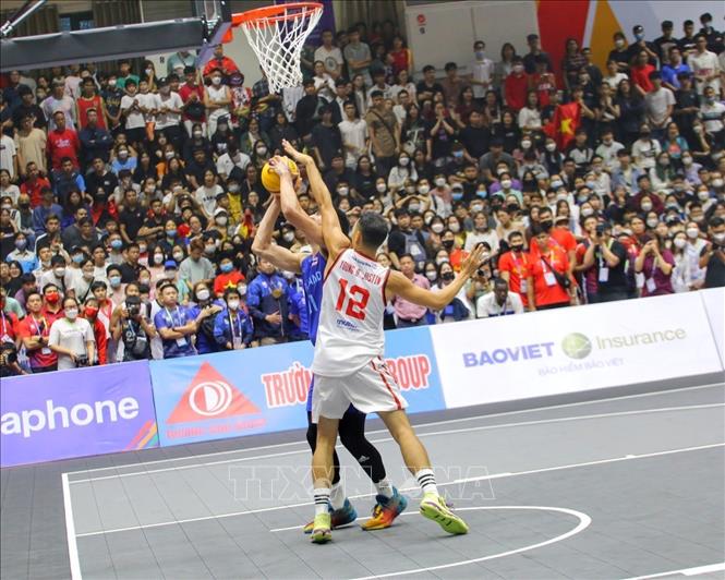 Pha cản phá ghi điểm của Justin Young (số 12, nam Việt Nam). Ảnh: Tuấn Đức - TTXVN
