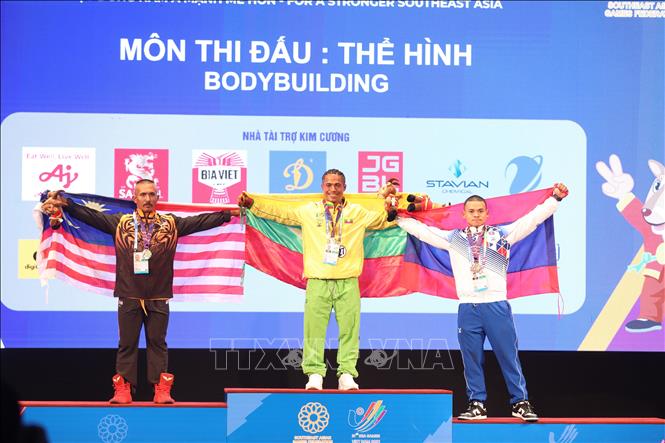 Trao huy chương cho các VĐV thi đấu ở hạng cân 70 kg (từ trái sang): VĐV Phouthsavanh Sisomphou (Lào, HCB), VĐV Ye Htun Naung (Myanmar, HCV), VĐV Phouthsavanh Sisomphou (Lào, HCĐ). Ảnh: Khánh Hoà - TTXVN