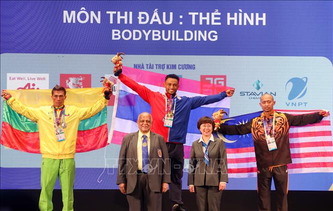 Trao huy chương cho các VĐV thi đấu ở hạng cân 85 kg (từ trái sang): VĐV Khin Mg Kyaw (Myanmar, HCB), VĐV Aphichai Wandee (Thái Lan, HCV), VĐV Muhammad Uzair Bin Mat Noor (Malaysia, HCĐ). Ảnh: Khánh Hoà - - TTXVN