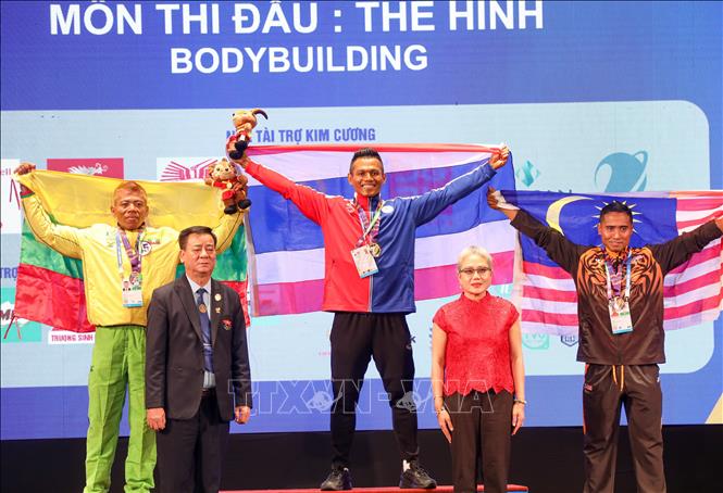 Trao huy chương cho các VĐV thi đấu ở hạng cân 80 kg (từ trái sang): VĐV Min Zaw Oo (Myanmar, HCB) , VĐV Ekkaphon Sukthong (Thái Lan, HCV), VĐV Zainal Arif Bin Zainal Ariffin (Malaysia, HCĐ). Ảnh: Khánh Hoà - TTXVN