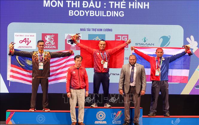 Trao huy chương cho các VĐV thi đấu ở hạng cân 75 kg (từ trái sang): VĐV Zmarul al Adam Pulutan Abdullah (Malaysia, HCB), VĐV Trần Hoàng Duy Thuận (Việt Nam, HCV), VĐV Wichai Singthong (Thái Lan, HCĐ). Ảnh: Khánh Hoà - TTXVN