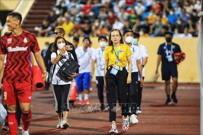Trưởng đoàn bóng đá Thái Lan Madam Pang cùng Ban huấn luyện đội bóng. Ảnh: Tuấn Anh - TTXVN