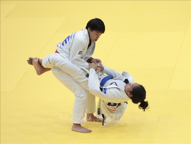 Nguyễn Ngọc Tú (đỏ, Việt Nam) thi đấu với Ramirez Annie (Philippines) hạng dưới 62kg. Ảnh: Hoàng Hiếu - TTXVN 
