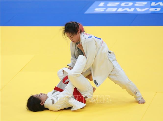 VĐV Dương Thị Thanh Minh (Việt Nam) thi đấu với VĐV Ochoa Margarita (Philippines) hạng dưới 48kg. Ảnh: Hoàng Hiếu - TTXVN 