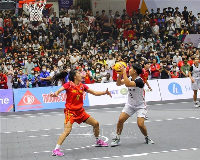 A save by Huynh Ngoan (No. 8, Vietnamese woman) before Amphawa Thuamon's ball throw attempt (No. 2, Thai woman). VNA Photo: Tuấn Đức