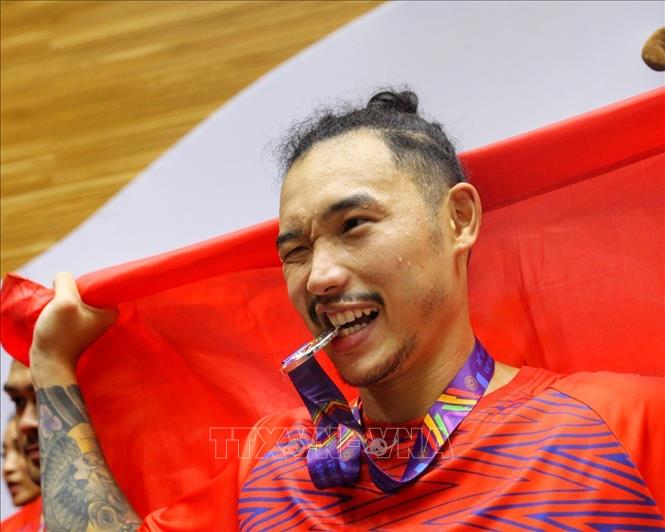 Dinh Van Tam (No. 23, male Vietnam) with a silver medal in Basketball 3x3. VNA Photo: Tuấn Đức