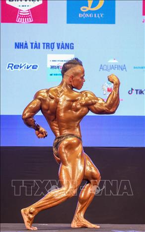 Tran Hoang Duy Thuan earns a gold medal in bodybuilding in the men’s 75kg category on May 14. VNA Photo: Khánh Hoà