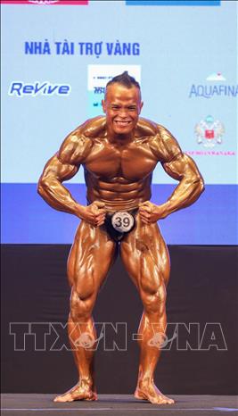 Tran Hoang Duy Thuan earns a gold medal in bodybuilding in the men’s 75kg category on May 14. VNA Photo: Khánh Hoà