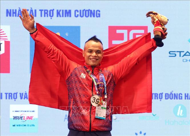 Tran Hoang Duy Thuan earns a gold medal in bodybuilding in the men’s 75kg category on May 14. VNA Photo: Khánh Hoà