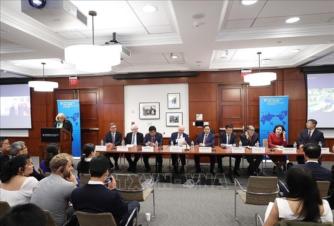 Thủ tướng Phạm Minh Chính và các Giáo sư Đại học Harvard tại buổi toạ đàm. Ảnh: Dương Giang-TTXVN
