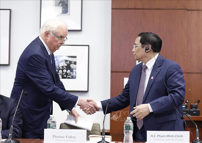 Thủ tướng Phạm Minh Chính và ông Thomas Vallely, Giám đốc Chương trình Việt Nam tại Đại học Harvard. Ảnh: Dương Giang-TTXVN
