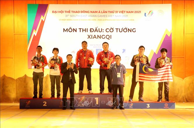 Cờ chớp đồng đã trở thành biểu tượng quốc gia của Việt Nam, đại diện cho sự đoàn kết và thắng lợi. Trong năm 2024, người dân Việt Nam có thể tự hào hơn khi cờ chớp đồng của họ được bày tỏ trong các sự kiện thể thao và chính trị trên toàn thế giới. Hãy xem hình ảnh liên quan để khám phá thêm cảm hứng của cờ chớp đồng!