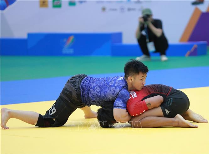 VĐV Đào Hồng Sơn (Việt Nam, xanh) giành chiến thắng trước Keadnin Komkrit (Thái Lan, đỏ) ở nội dung Ne-Waza NO GI hạng dưới 56 nam. Ảnh: Hoàng Hiếu - TTXVN