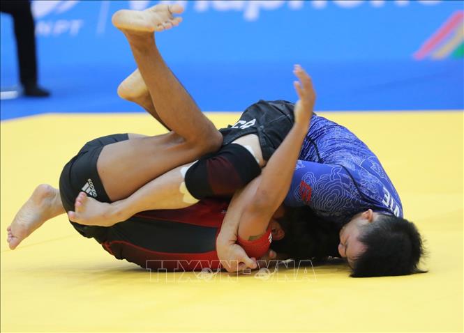 VĐV Đào Hồng Sơn (Việt Nam, xanh) giành chiến thắng trước Keadnin Komkrit (Thái Lan, đỏ) ở nội dung Ne-Waza NO GI hạng dưới 56 nam. Ảnh: Hoàng Hiếu - TTXVN
