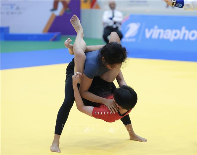 VĐV Sakaew Tadaporn (Thái Lan, đỏ) giành chiến thắng trước VĐV Thomas Ariel (Malaysia, xanh) ở nội dung Ne-Waza NO GI hạng dưới 45 nữ. Ảnh: Hoàng Hiếu - TTXVN