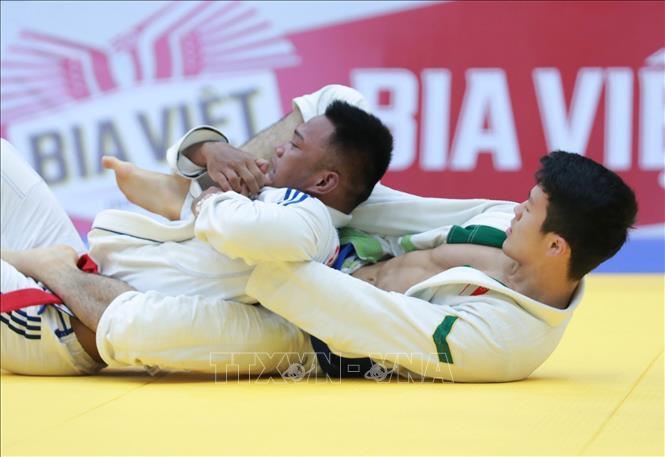 VĐV Lim Noah (Singapore, xanh) thắng knockout VĐV Fikri Mchamad (Indonesia, đỏ) ở nội dung Ne-Waza GI hạng dưới 69kg nam. Ảnh: Hoàng Hiếu - TTXVN