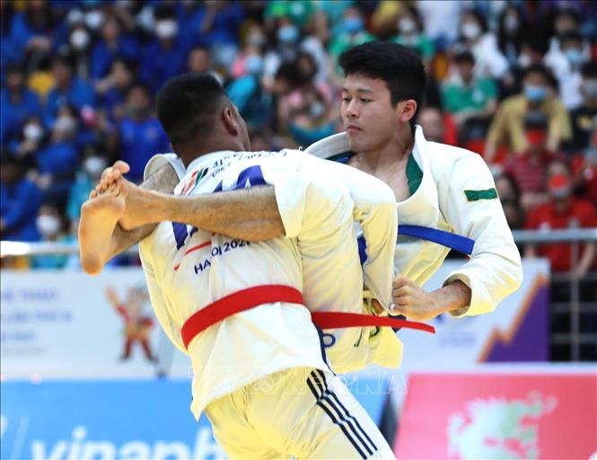 VĐV Lim Noah (Singapore, xanh) thắng knockout VĐV Fikri Mchamad (Indonesia, đỏ) ở nội dung Ne-Waza GI hạng dưới 69kg nam. Ảnh: Hoàng Hiếu - TTXVN