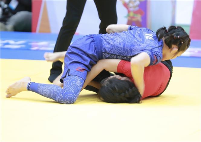 VĐV Phùng Thị Huế (Việt Nam, xanh) thắng knockout VĐV Cordeiro Kimberly (Singapore, đỏ) ở nội dung Ne-Waza NO GI hạng dưới 45 nữ. Ảnh: Hoàng Hiếu - TTXVN