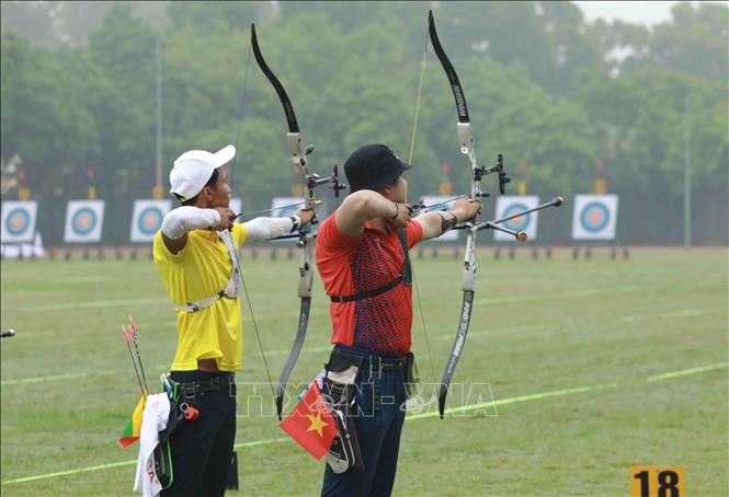 Archers from Vietnam (in red) and Myanmar (in yellow) in their first competition day. VNA Photo: Vũ Sinh
