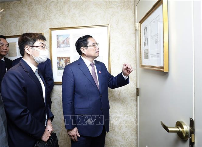 Prime Minister Pham Minh Chinh visits Omni Parket House Hotel where late President Ho Chi Minh used to work in Boston, the capital of Massachusetts, on May 14. VNA Photo: Dương Giang