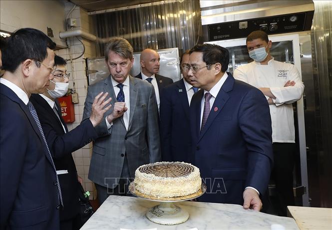 Prime Minister Pham Minh Chinh visits Omni Parket House Hotel where late President Ho Chi Minh used to work in Boston, the capital of Massachusetts, on May 14. VNA Photo: Dương Giang