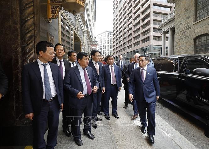 Prime Minister Pham Minh Chinh visits Omni Parket House Hotel where late President Ho Chi Minh used to work in Boston, the capital of Massachusetts, on May 14. VNA Photo: Dương Giang