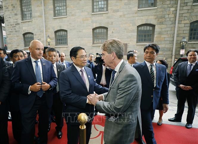 Prime Minister Pham Minh Chinh visits Omni Parket House Hotel where late President Ho Chi Minh used to work in Boston, the capital of Massachusetts, on May 14. VNA Photo: Dương Giang