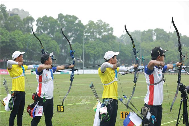 Male archers compete in the one-string bow event. VNA Photo: Vũ Sinh