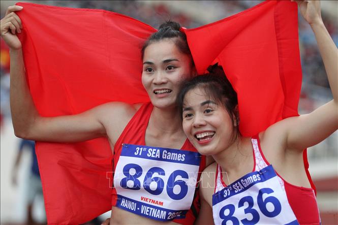 Trong ảnh: VĐV Nguyễn Thị Huyền (phải) ăn mừng cùng Quách Thị Lan sau khi về đích. Ảnh: Quốc Khánh - TTXVN