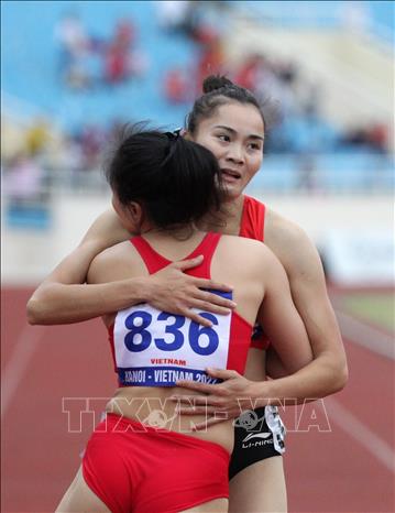 Trong ảnh: Đồng đội Quách Thị Lan chúc mừng VĐV Nguyễn Thị Huyền sau khi về đích. Ảnh: Quốc Khánh - TTXVN