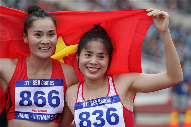 Trong ảnh: VĐV Nguyễn Thị Huyền (phải) ăn mừng cùng Quách Thị Lan sau khi về đích. Ảnh: Quốc Khánh - TTXVN