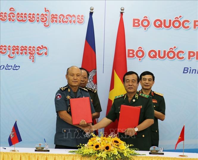 After the talks, the two ministers witnessed the signing of a cooperation agreement between the Border Guard High Command of Vietnam and Cambodia’s Royal Gendarmerie High Command. VNA Photo: Sỹ Tuyên