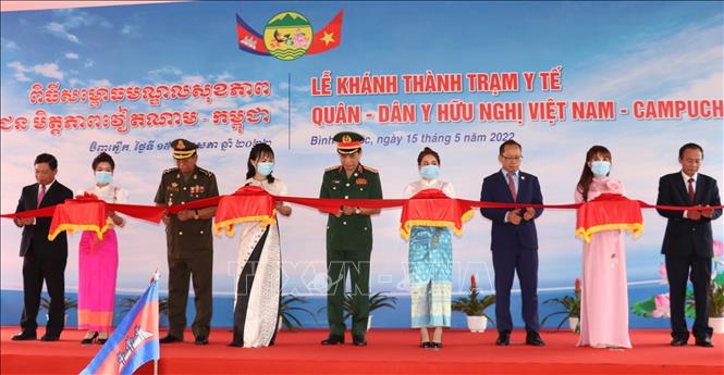 Vietnamese Minister of National Defence Gen. Phan Van Giang and Cambodian Deputy Prime Minister and Minister of National Defence Samdech Pichay Sena Tea Banh cut the ribbon to open a military - civilian medical centre in Loc Ninh. VNA Photo: Sỹ Tuyên