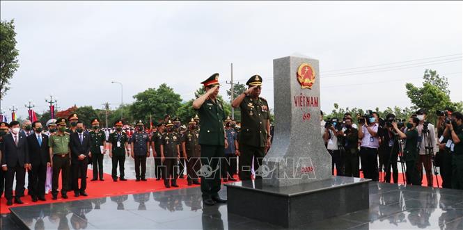 Vietnamese Minister of National Defence Gen. Phan Van Giang and Cambodian Deputy Prime Minister and Minister of National Defence Samdech Pichay Sena Tea Banh saluted Border Marker No. 69. VNA Photo: Sỹ Tuyên