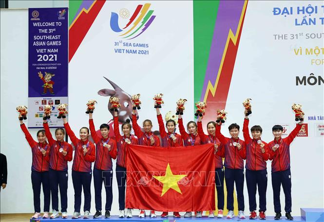 Vietnam players with the silver medal in the women's team Regu event. VNA Photo: Trần Việt