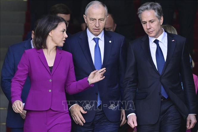 Trong ảnh: Ngoại trưởng Đức Annalena Baerbock (trái) , Phó Tổng Thư ký NATO Mircea Geoan (giữa) và Ngoại trưởng Mỹ Antony Blinken (phải) tham dự cuộc họp không chính thức Ngoại trưởng các nước thành viên NATO ở Berlin, Đức, ngày 15/5/2022. Ảnh: AFP/TTXVN