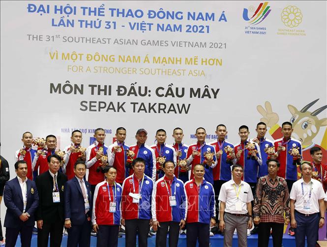 Thailand players with their gold medal in the men's team Regu event. VNA Photo: Trần Việt