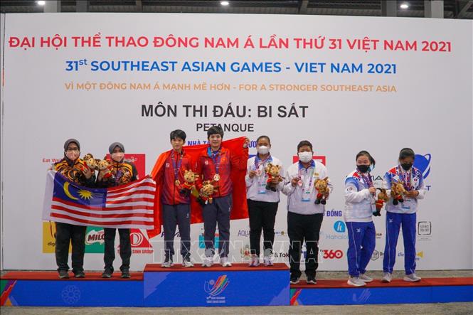 Trong ảnh: Cặp đôi Thái Thị Hồng Thoa-Trần Lê Lan Anh mang về tấm huy chương vàng đầu tiên của đội tuyển bi sắt Việt Nam. Ảnh: Hoàng Hiếu-TTXVN
