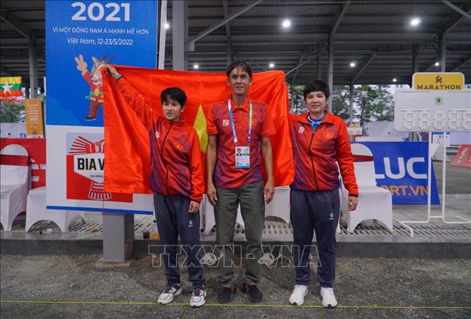 Trong ảnh: Cặp đôi tuyển nữ Việt Nam cùng huấn luyện viên Ngô Văn Thìn. Ảnh: Hoàng Hiếu-TTXVN