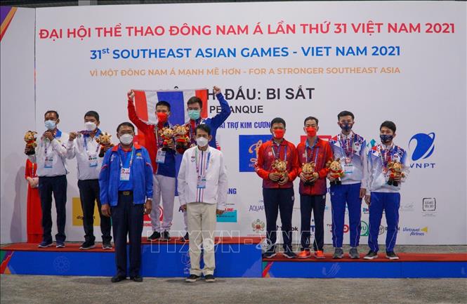 Trong ảnh: Ban tổ chức SEA Games trao huy chương vàng cho đội tuyển Thái Lan, huy chương bạc cho đội tuyển Campuchia, huy chương đồng cho Việt Nam và Lào. Ảnh: Hoàng Hiếu-TTXVN