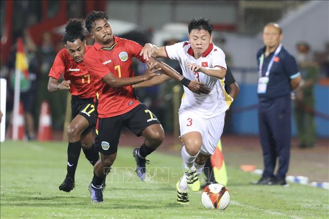 Players fight for the ball. VNA Photo