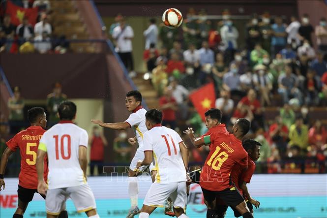 Players fight for the ball in the air. VNA Photo