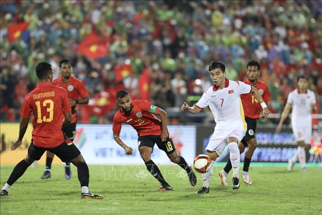 Players fight for the ball. VNA Photo