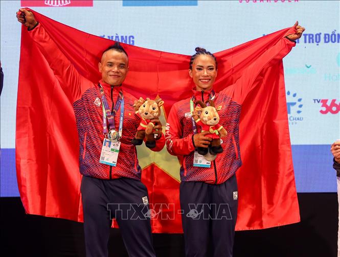 In the mixed doubles, Tran Hoang Duy Thuan and Bui Thi Thoa gain the top place. VNA Photo: Khánh Hoà
