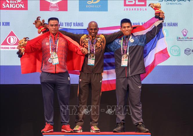 Nguyen Minh Tien (L) ranks second to bring home a silver in the men’s classic singles. VNA Photo: Khánh Hoà