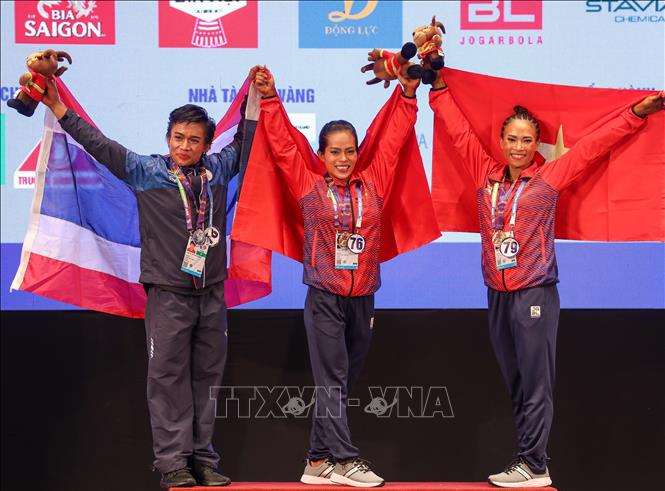 In the women’s singles, Dinh Kim Loan (C) obtains a gold while her teammate Bui Thi Thoa (R) a bronze medal. VNA Photo: Khánh Hoà