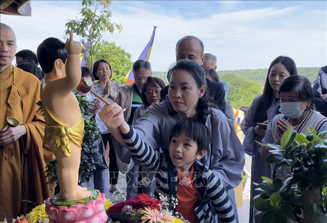 Đông đảo bà con kiều bào và tăng ni phật tử tham gia lễ tắm Phật. Ảnh: Thu Hà - P/v TTXVN tại Pháp