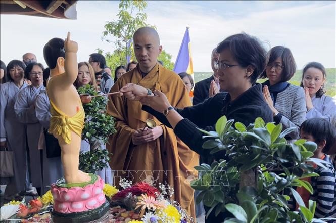 Đông đảo bà con kiều bào và tăng ni phật tử tham gia lễ tắm Phật. Ảnh: Thu Hà - P/v TTXVN tại Pháp