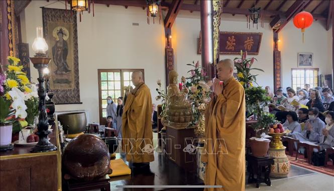 Thượng Tọa Thích Tâm Huy chủ trì Đại lễ Phật đản tại Trúc Lâm Thiền viện. Ảnh: Thu Hà - P/v TTXVN tại Pháp